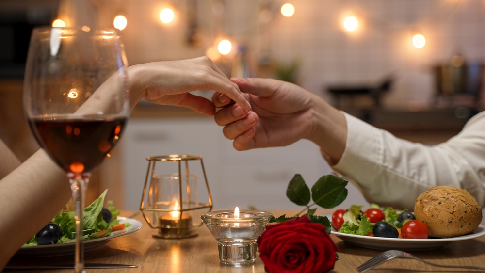 Casal jantando em uma mesa posta para o Dia dos Namorados