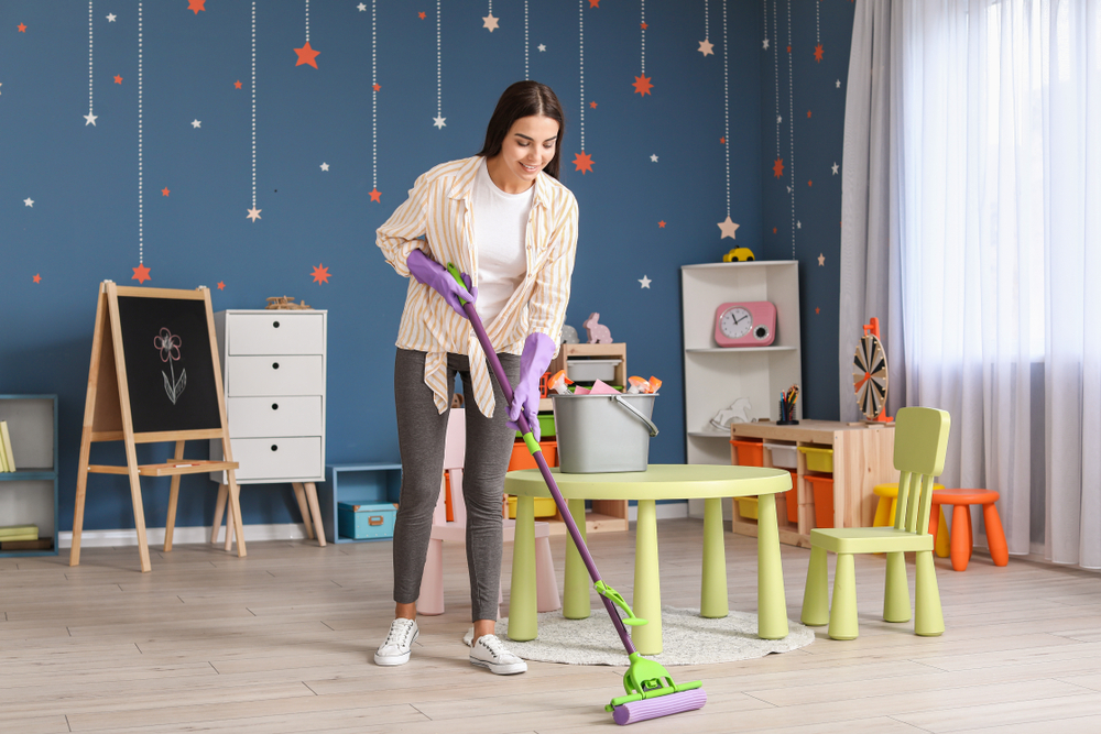 Limpeza de piso antiderrapante no quarto infantil