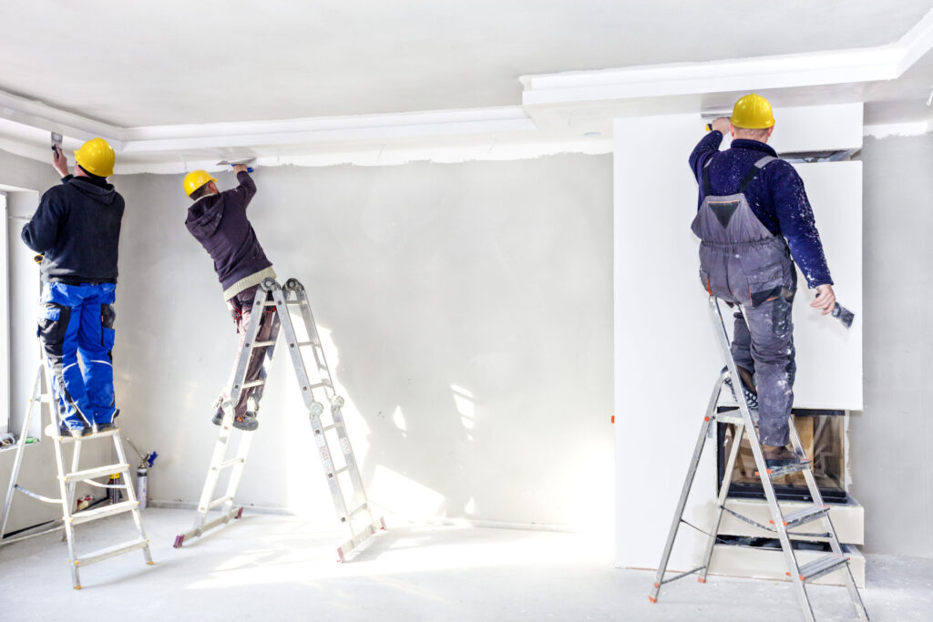 instalando moldura de gesso Moldura de gesso na decoração: estilo e sofisticação para o seu apartamento